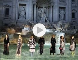 Fendi sfila dentro Fontana di Trevi e festeggia i suoi 90 anni